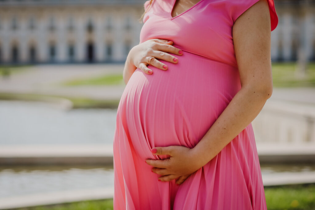 Babybauchshooting München – natürliche Schwangerschaftsfotos im Freien