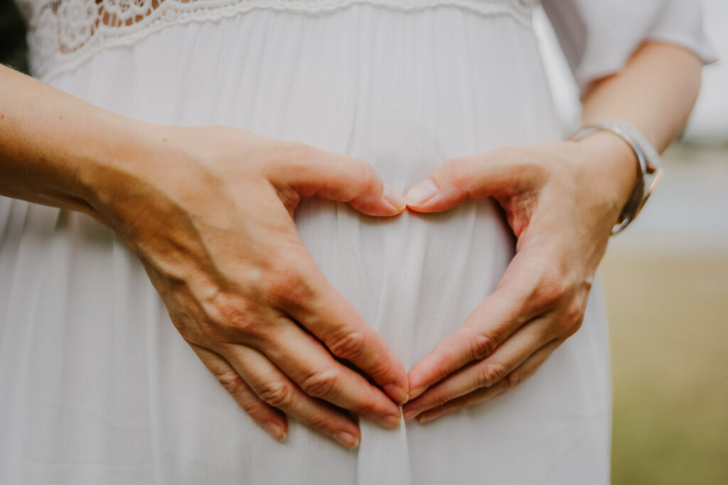familien-shooting-babybauch-schwanger-muenchen
