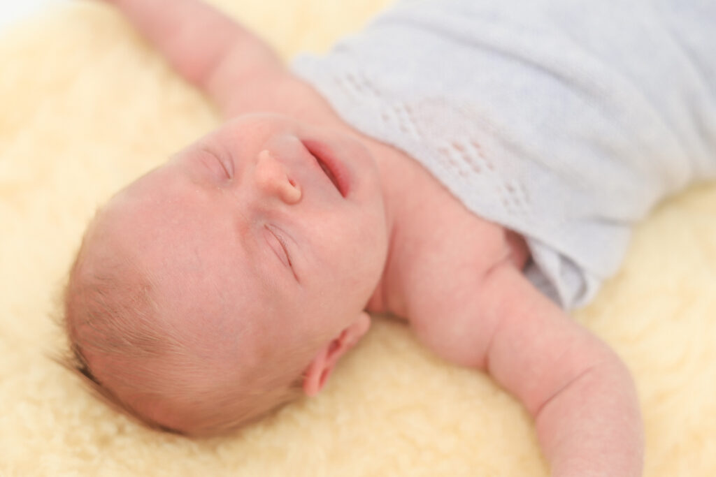 Newborn-Shooting München – liebevolle Neugeborenenfotos zu Haus