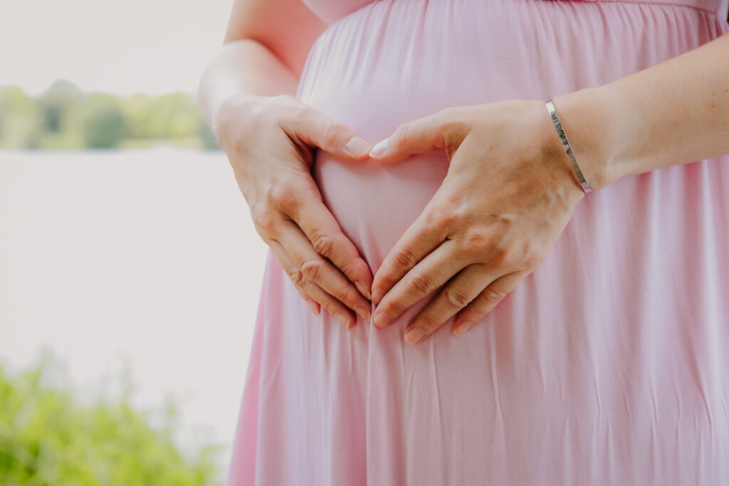 familien-shooting-babybauch-schwanger-muenchen